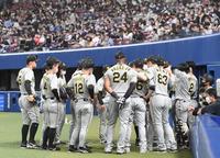 　６回の攻撃前ベンチ前で円陣を組む阪神ナイン（撮影・飯室逸平）