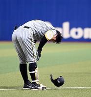 　７回、佐藤輝は二塁ゴロに倒れる（撮影・山口登）