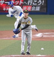 　１０回、石川昂（奥）にサヨナラ打を許し、がっくりする青柳（撮影・田中太一）