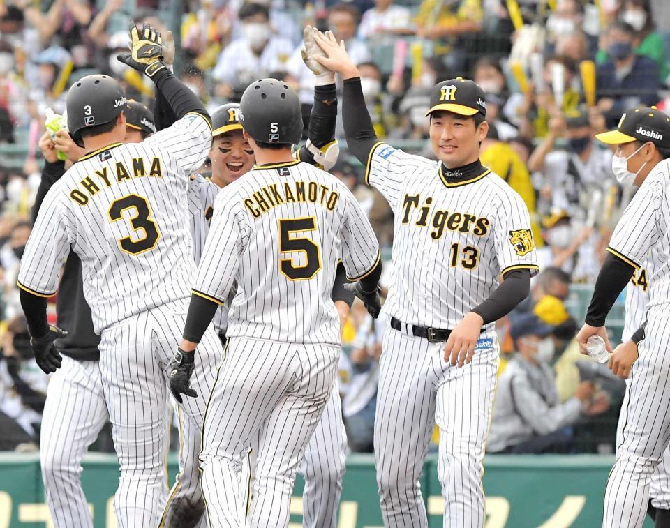 　サヨナラの押し出し四球を選んだ山本（中央奥）を祝福する岩崎（１３）＝撮影・高部洋祐