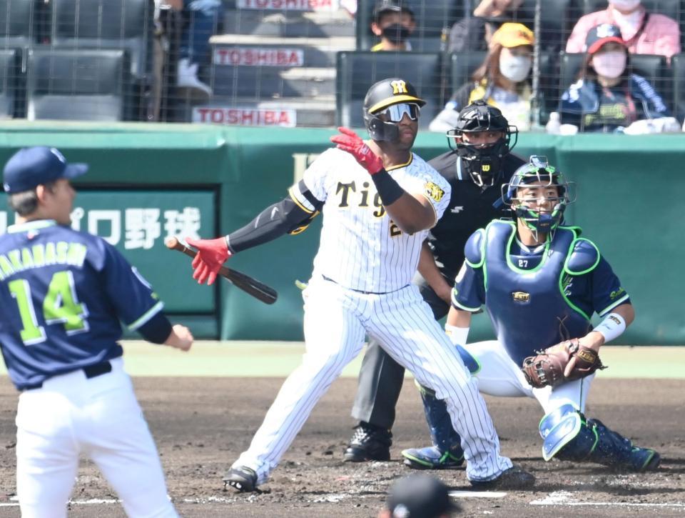 　２回、左前打を放つロハス（撮影・飯室逸平）