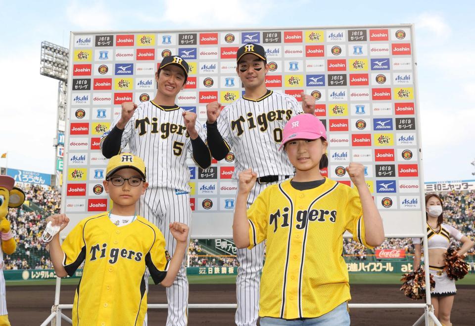 　ヒーローインタビューで質問した仲田源輝くん（前列左）、石原朝稀ちゃんと記念写真に納まるヒーローの近本（後列左）と山本（代表撮影）