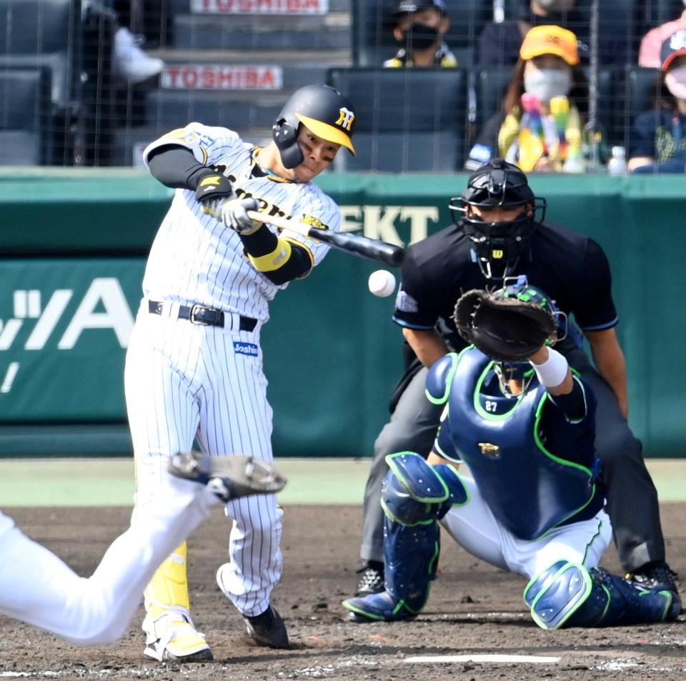 　３回、中前タイムリーを放つ佐藤輝