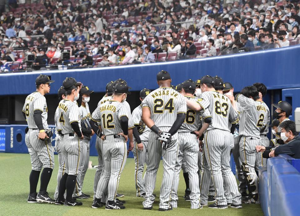 　６回の攻撃前ベンチ前で円陣を組む阪神ナイン（撮影・飯室逸平）