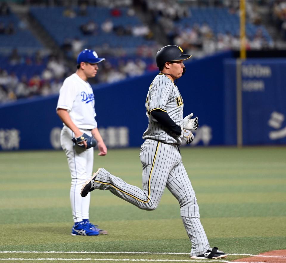 　１０回、大山は右飛に倒れる（左は大野雄）＝撮影・山口登