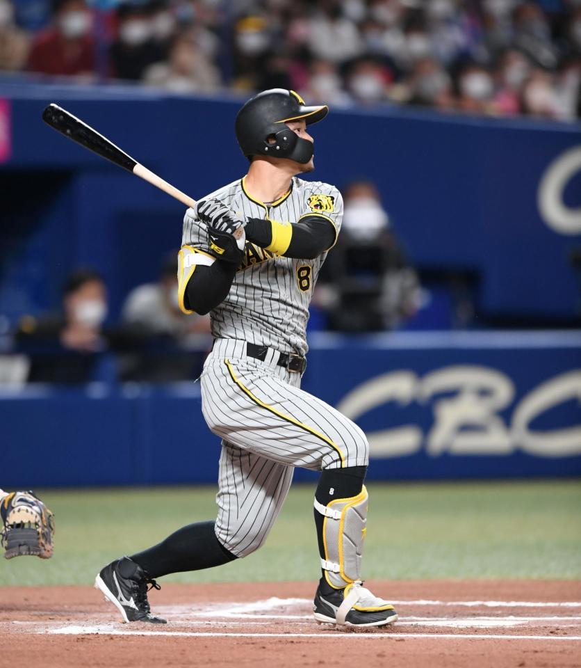 　１０回、佐藤輝は中越えに二塁打を放つ（撮影・山口登）