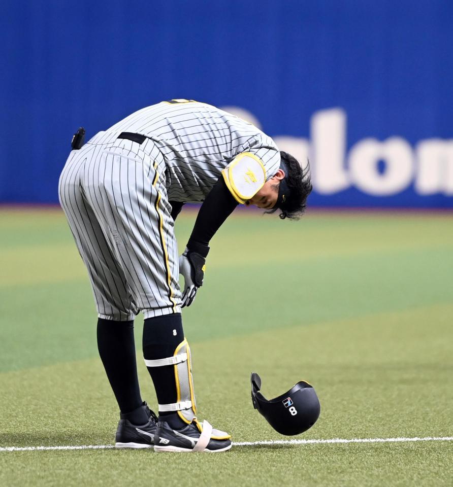 　７回、佐藤輝は二塁ゴロに倒れる（撮影・山口登）