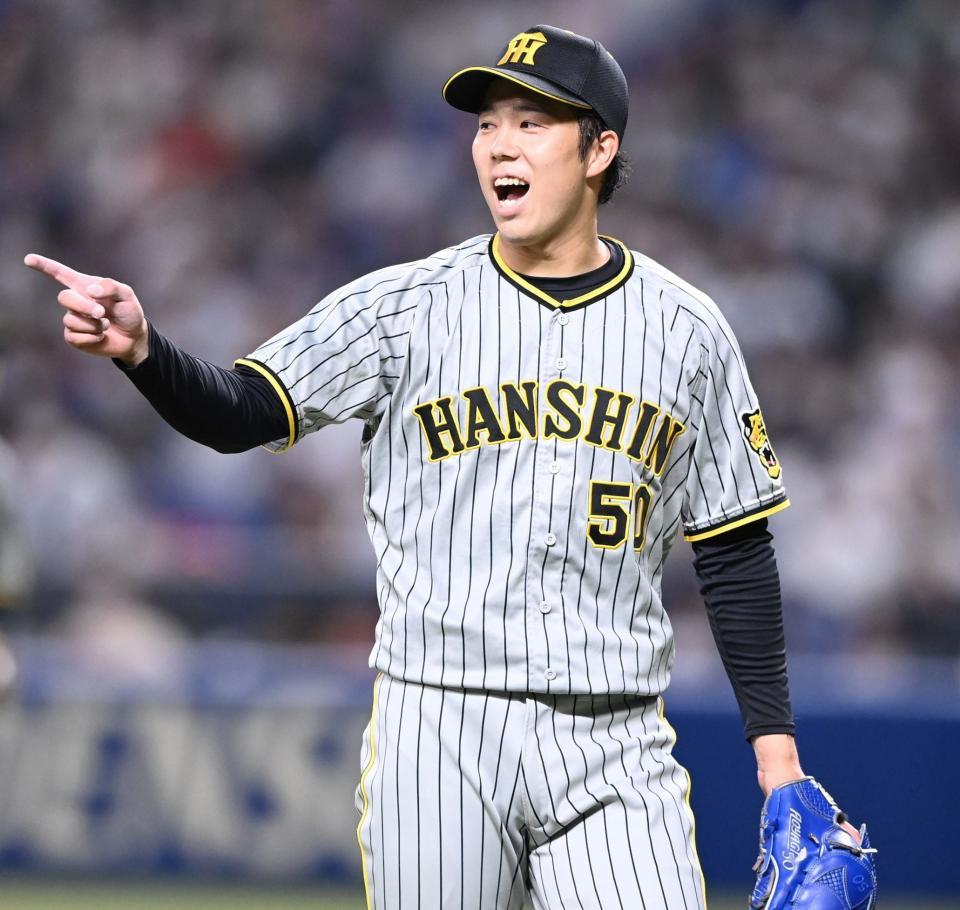 　７回、笑顔でベンチへ戻る青柳（撮影・飯室逸平）