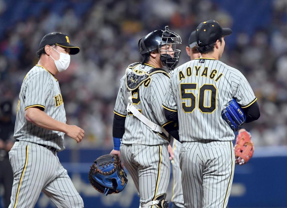 　８回、福原コーチ（左）がマウンドに向かい青柳（右）と話す（撮影・山口登）