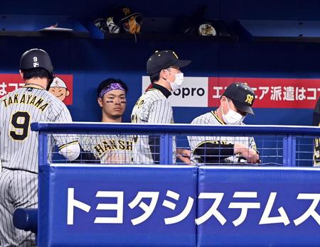 　試合が終了し、矢野監督（中央）はベンチ裏に足早に向かう（撮影・山口登）