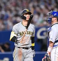 　９回、空振り三振に倒れる佐藤輝（撮影・飯室逸平）