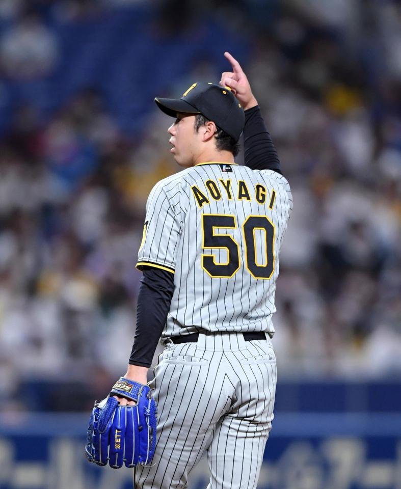 　５回、青柳は木下の空振りをアピールする（撮影・山口登）