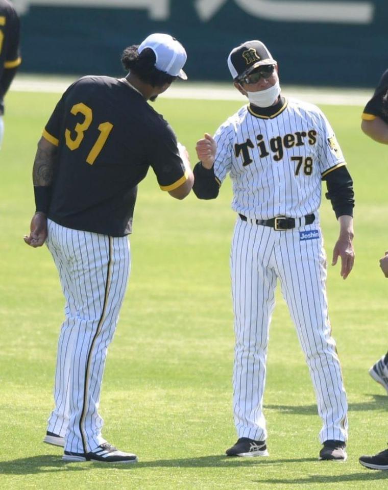 練習前に平田２軍監督（右）のもとへ駆け寄り、会話後にタッチをかわすマルテ（撮影・石井剣太郎）