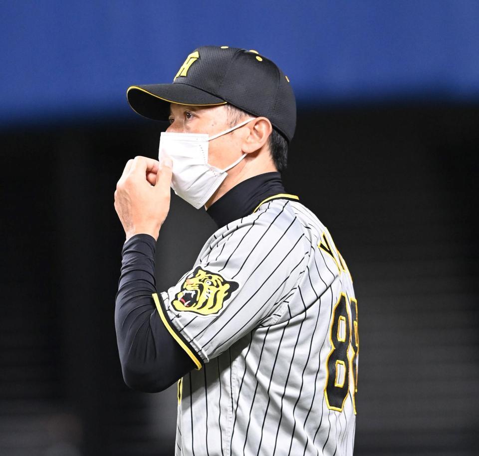 　選手交代を告げる矢野監督（撮影・飯室逸平）