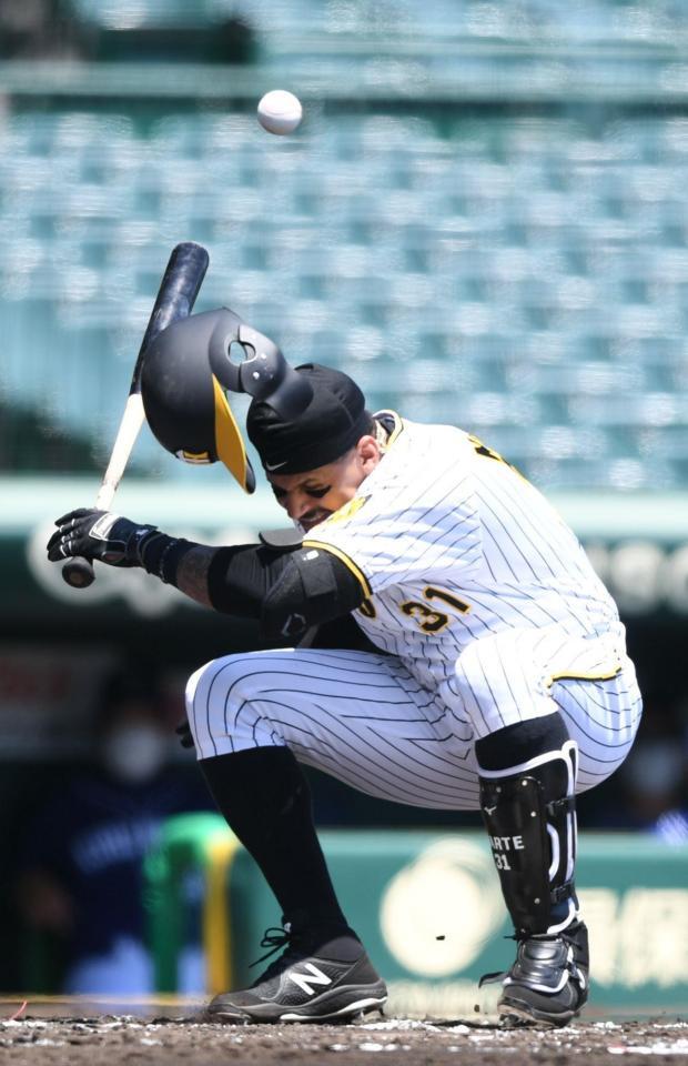 　１回、死球を受けるマルテ（撮影・石井剣太郎）