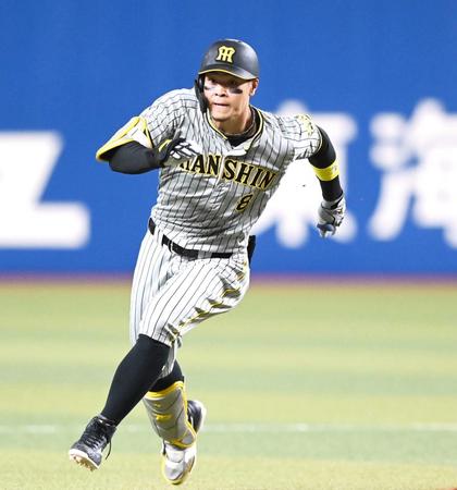 　２回、左中間への打球を放ち三塁へ激走する佐藤輝（撮影・飯室逸平）