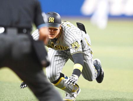 　三塁へヘッドスライディングする佐藤輝