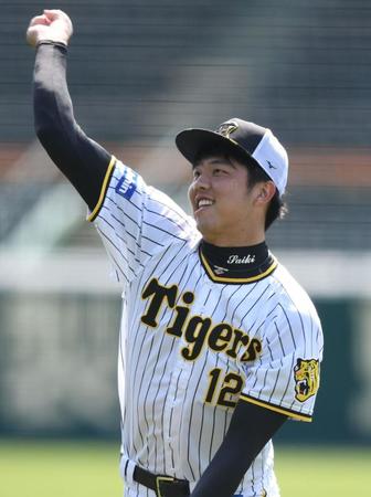 　笑顔でキャッチボールする才木（撮影・石井剣太郎）