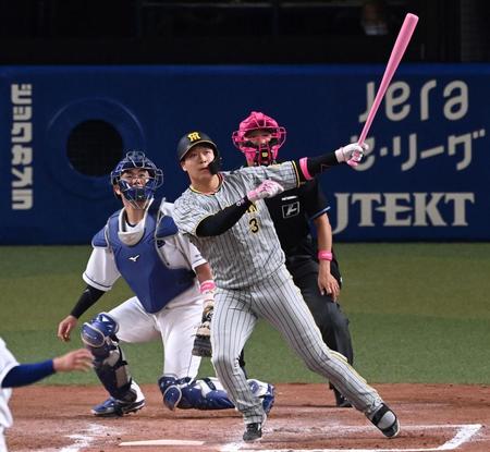 　７回、同点２ランを放つ大山（撮影・田中太一）