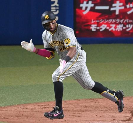 　８回、勝ち越しとなる遊ゴロを放ち手をたたきながら一塁へ走るロハス（撮影・田中太一）