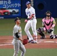 ５回、鵜飼に逆転２ランを許し、ぼう然と打球を見上げる西純（撮影・田中太一）