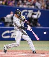 ７回、大山は左越えに同点２ランを放つ（撮影・山口登）