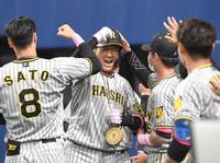 　７回、同点２ランを放ちナインと歓喜する大山（中央）＝撮影・飯室逸平