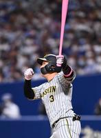 　７回、同点２ランを放つ大山（撮影・飯室逸平）