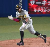 　８回、勝ち越しとなる遊ゴロを放ち手をたたきながら一塁へ走るロハス（撮影・田中太一）