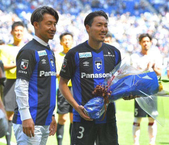 元阪神・鳥谷氏が阪神ダービー来場 背番号「1」G大阪ユニで激励/阪神