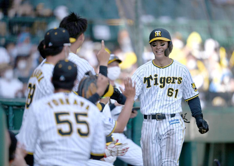 　７回、本塁打を放った豊田はベンチでナインとタッチをかわす（撮影・石井剣太郎）