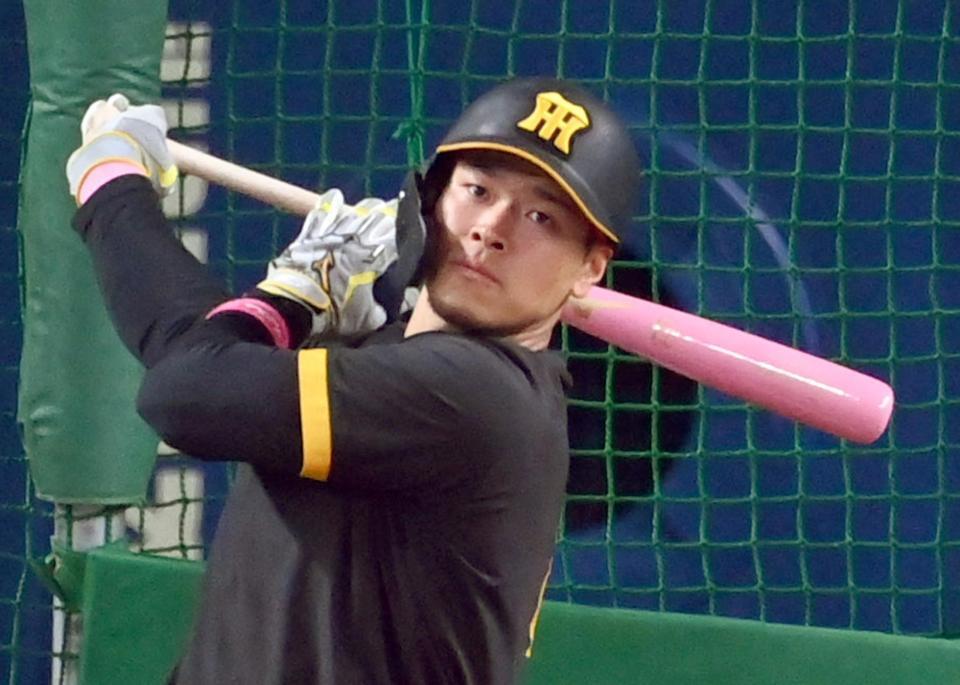 　ピンク色のバットで打撃練習をする佐藤輝（撮影・田中太一）