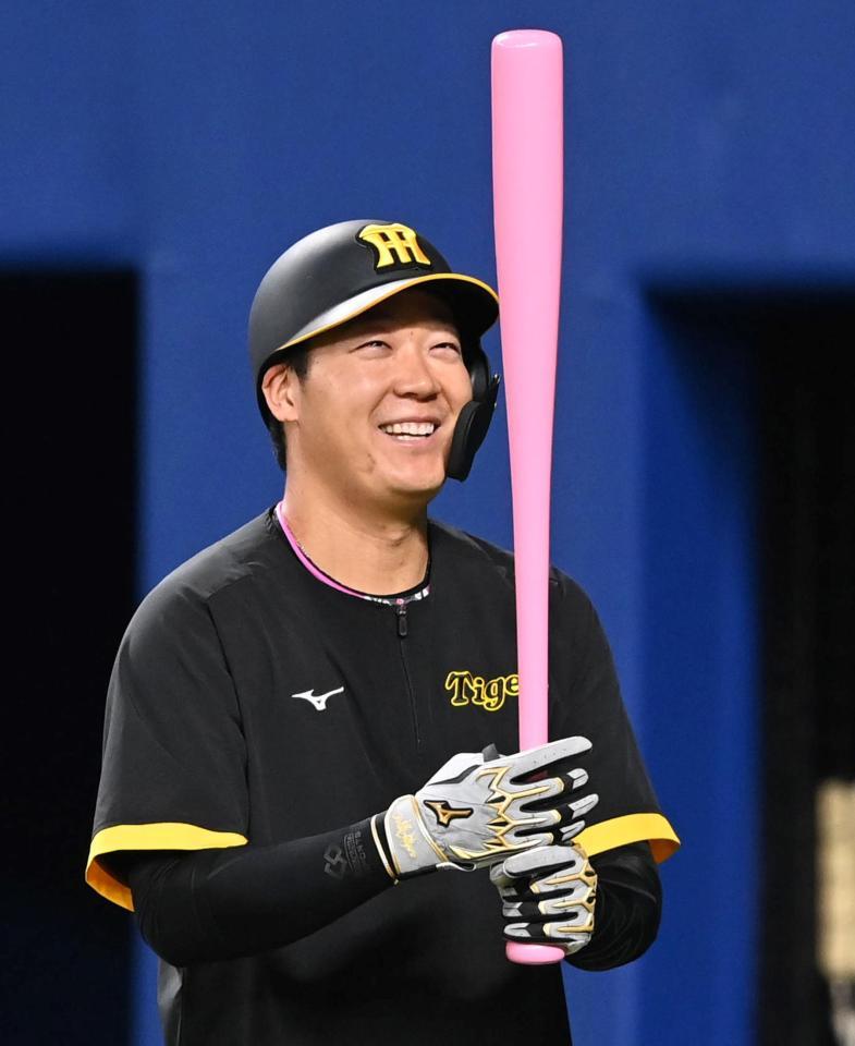 　ピンクのバットを手に笑顔の大山（撮影・飯室逸平）