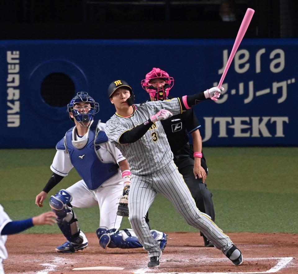 　７回、同点２ランを放つ大山（撮影・田中太一）