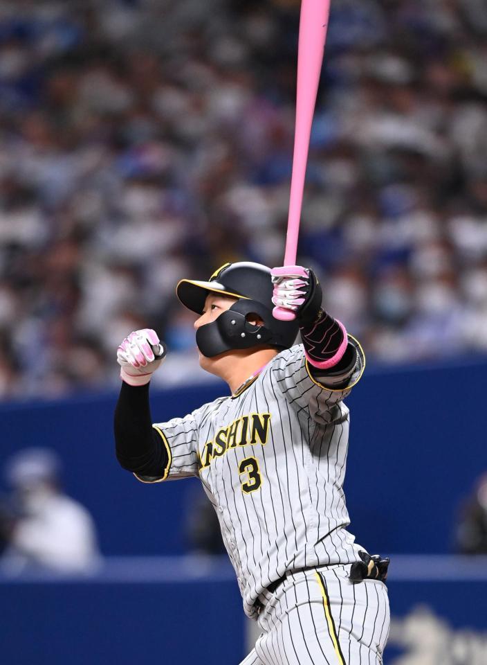 　７回、同点２ランを放つ大山（撮影・飯室逸平）