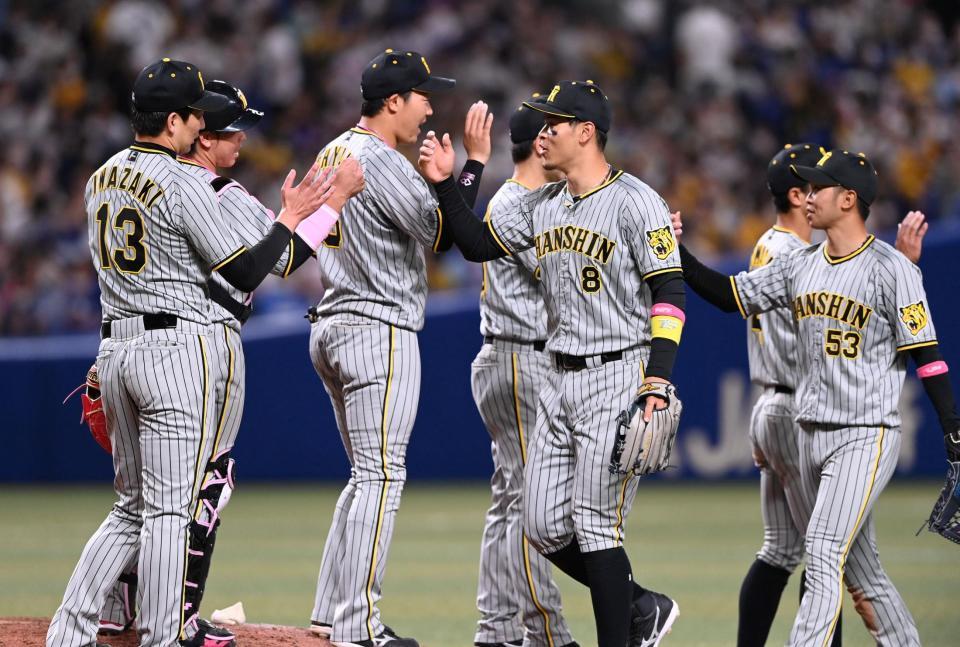 　中日に勝利し、阪神ナインはタッチし喜ぶ（撮影・山口登）