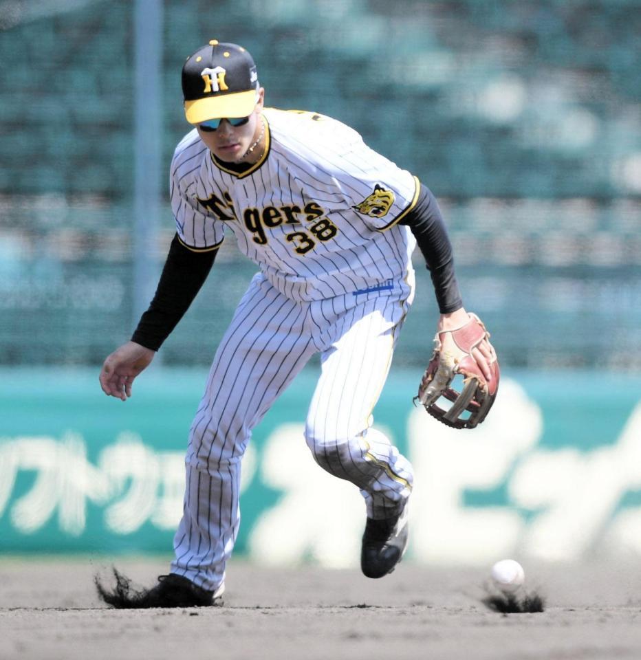 　５回、遠藤がボテボテのゴロを後逸し、カバーに入った小幡（中央）も打球を大きくはじく（撮影・石井剣太郎）