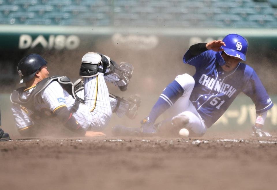 　５回、マルテが処理し、ホームに送球した一ゴロを落球した藤田（左）（撮影・石井剣太郎）