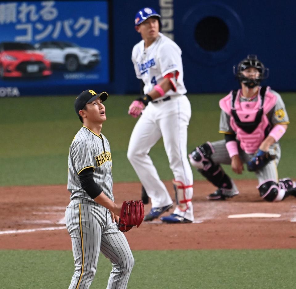 ５回、鵜飼に逆転２ランを許し、ぼう然と打球を見上げる西純（撮影・田中太一）
