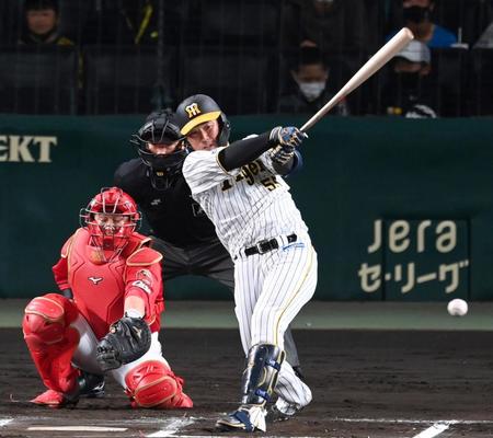 　６回、左前へ安打を放つ陽川（撮影・田中太一）