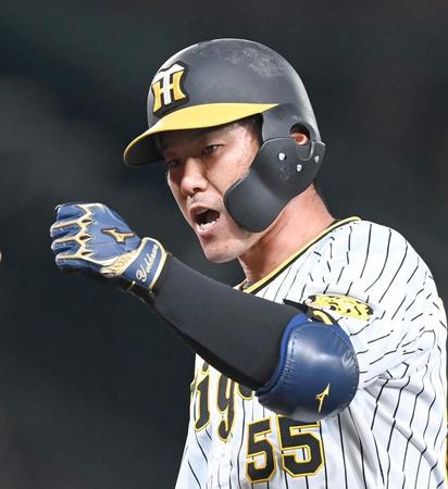 　６回、代打で左前打を放ちグータッチする陽川（撮影・飯室逸平）