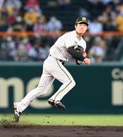 　３回、打球を軽快にさばく中野（撮影・飯室逸平）