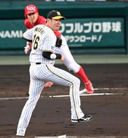 　２回、小園の打球を足で止めようとする西勇（撮影・田中太一）