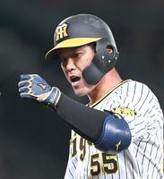 　６回、代打で左前打を放ちグータッチする陽川（撮影・飯室逸平）