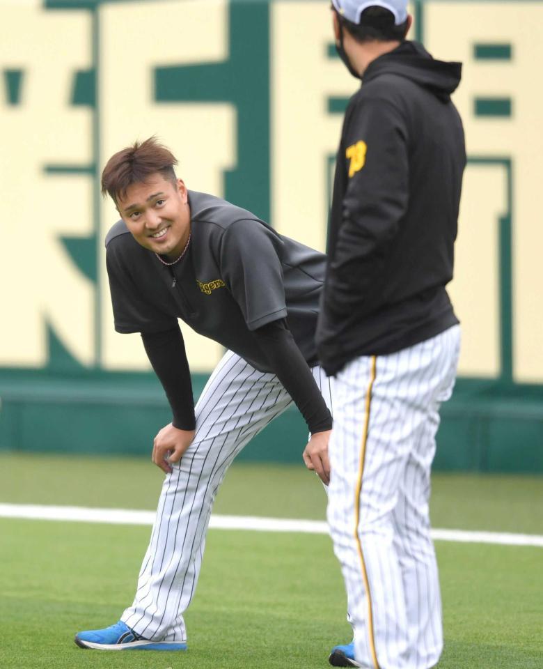 　金村コーチ（右）の話しに耳を傾ける秋山（撮影・北村雅宏）