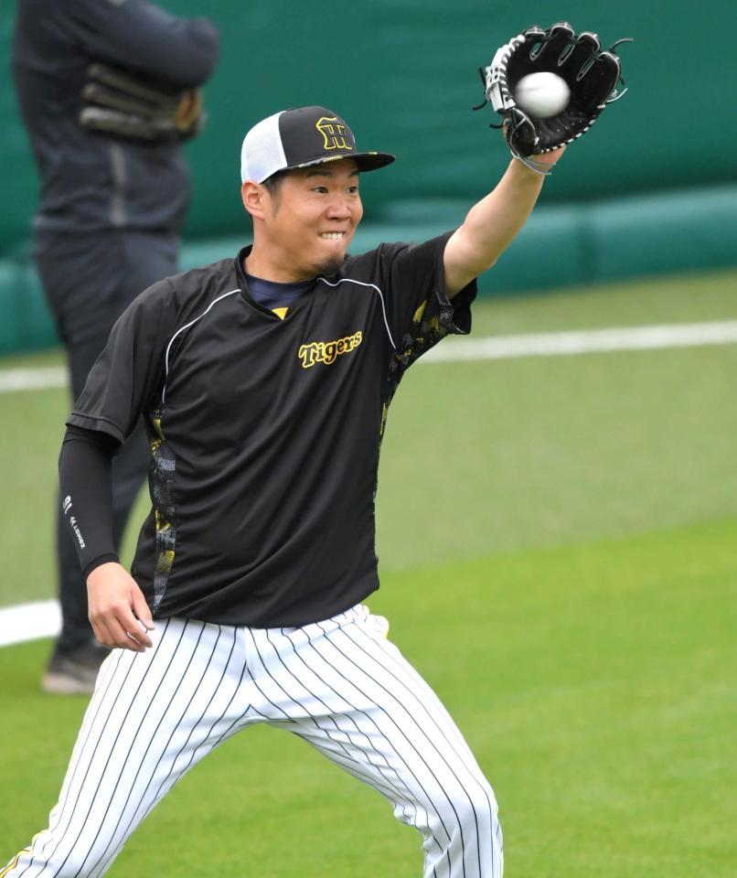 　青柳の投じたボールを、気合の入った表情で捕球する西勇（撮影・北村雅宏）