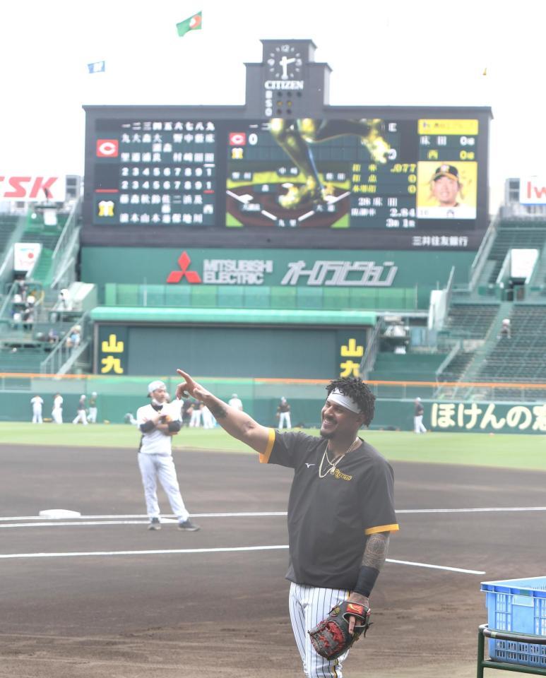 　１軍に合流し、笑顔で練習に汗を流すマルテ（撮影・飯室逸平）