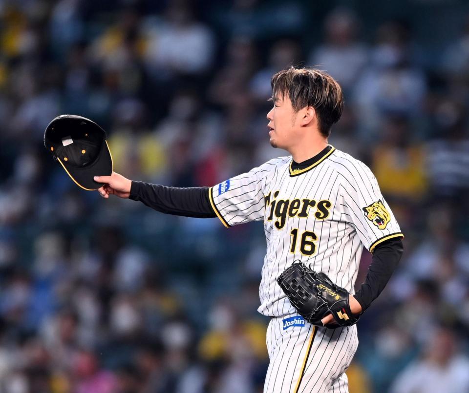 　３回、西勇は好守を見せた中野に帽子を取ってお礼する（撮影・山口登）