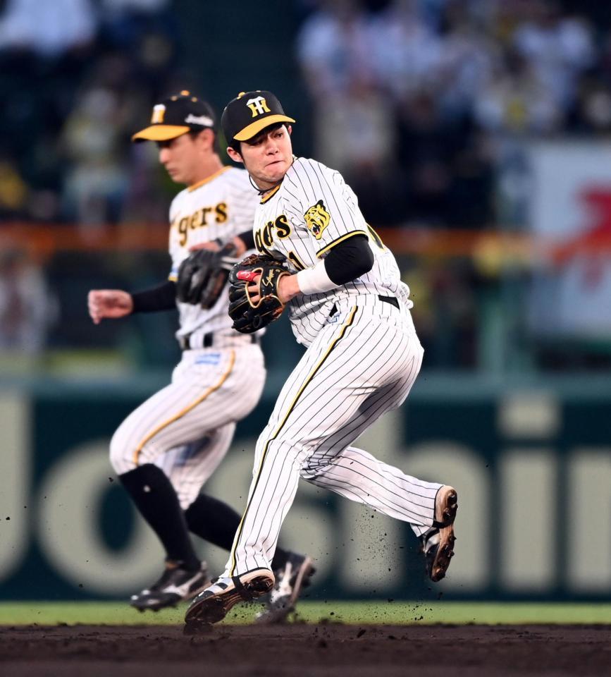 　３回、中野は中村健の打球を捕球し一塁へ送球。アウトにする（撮影・山口登）