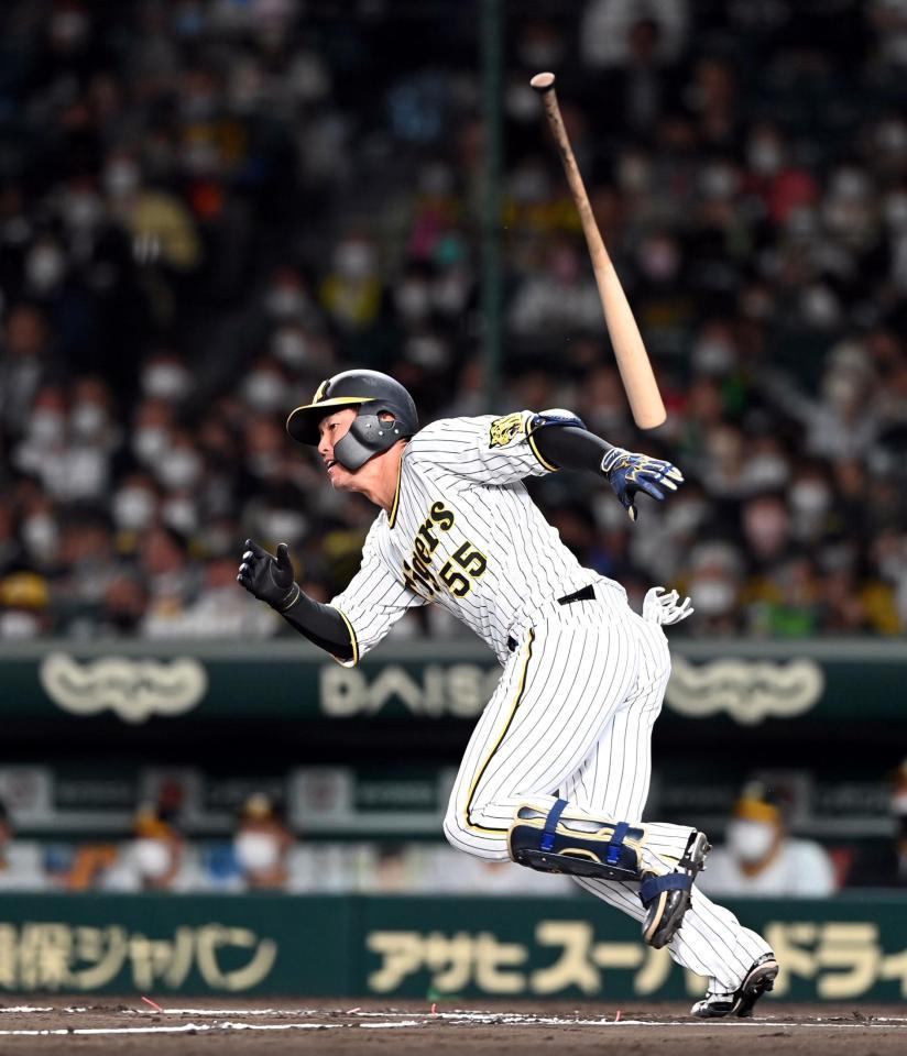 　６回、代打の陽川は左前打を放つ（撮影・山口登）